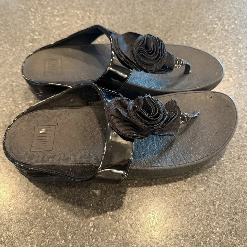Fitflop Womens  Patent Leather Rosette Sandals Sz 9 Comfort Shoes